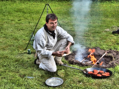 Koken op het kampvuur bij een evenement.