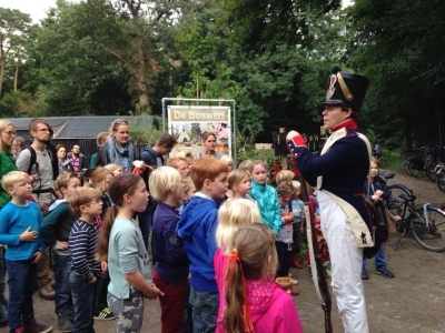 Soldaat Sean van Hese geeft uitleg aan een groep bezoekers.