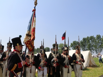 De adelaar en vlag (l'aigle et drapeau) van het 85e wordt in ceremonie ontvangen.